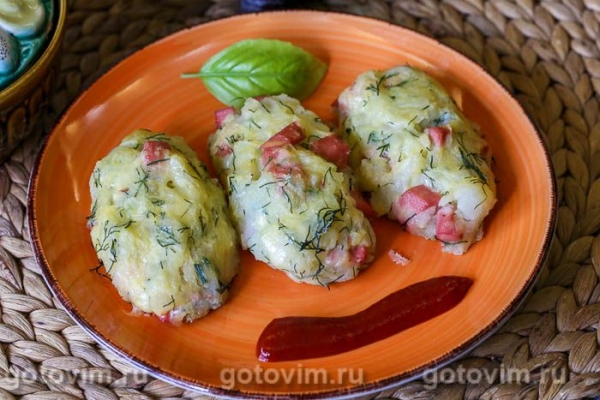 Картофельные котлеты из пюре с колбасой и сыром