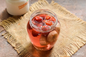 Компот из клубники с бананом на зиму