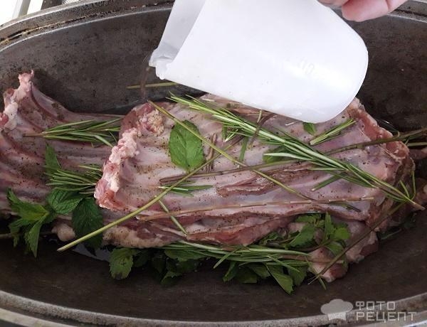 Рецепт: Барашек на подушке из розмарина и мяты - Рёбрышки барашка на подушке из розмарина и мяты Запечённый в духовку