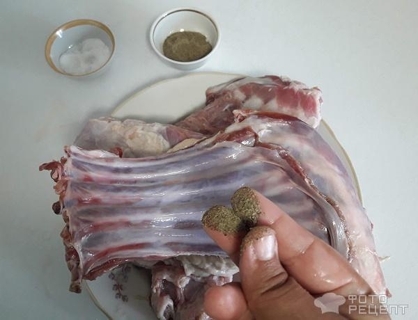 Рецепт: Барашек на подушке из розмарина и мяты - Рёбрышки барашка на подушке из розмарина и мяты Запечённый в духовку