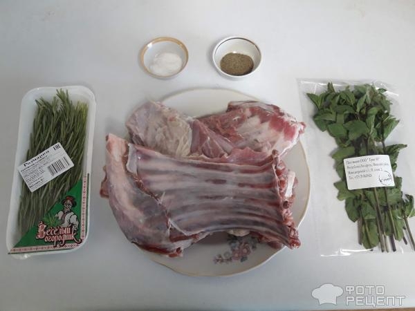 Рецепт: Барашек на подушке из розмарина и мяты - Рёбрышки барашка на подушке из розмарина и мяты Запечённый в духовку