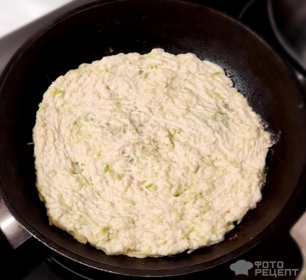 Рецепт: Чебуреки из кабачков - Супер-рецепт! Чебуреки с индейкой и сыром. Из кабачкового теста - полезно и оригинально!