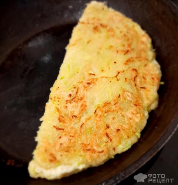 Рецепт: Чебуреки из кабачков - Супер-рецепт! Чебуреки с индейкой и сыром. Из кабачкового теста - полезно и оригинально!