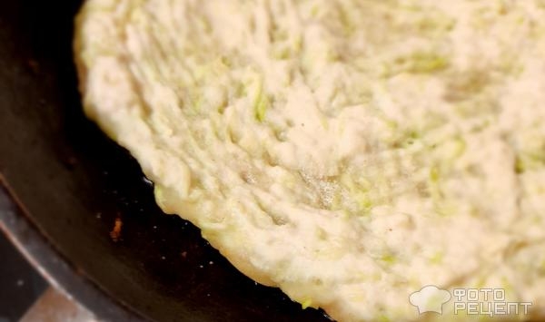 Рецепт: Чебуреки из кабачков - Супер-рецепт! Чебуреки с индейкой и сыром. Из кабачкового теста - полезно и оригинально!