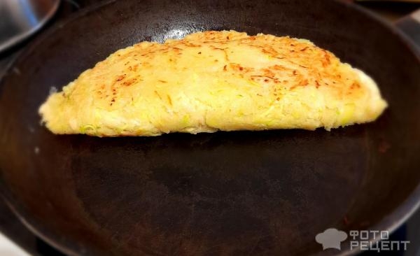 Рецепт: Чебуреки из кабачков - Супер-рецепт! Чебуреки с индейкой и сыром. Из кабачкового теста - полезно и оригинально!