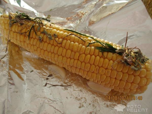Рецепт: Кукуруза запеченная в духовке - в фольге с чесноком и травами Рецепт: Кукуруза запеченная в духовке - в фольге с чесноком и травами