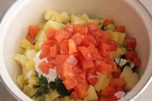 Рецепт: Окрошка с красной рыбой - на курином бульоне