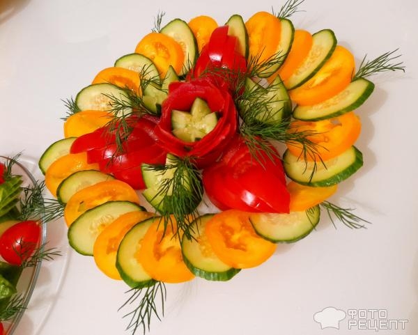Рецепт: Овощная нарезка - Нарезать овощи просто красиво (без инструментов для карвинга), сделать розочку из помидора? Проще простого!