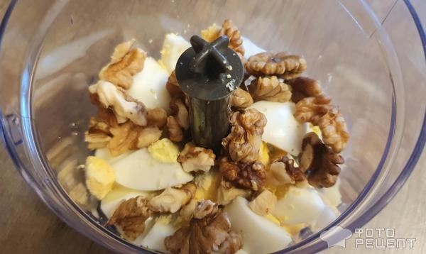 Рецепт: Паштет из яиц - классический яичный паштет с грецкими орехами и луком Рецепт: Паштет из яиц - классический яичный паштет с грецкими орехами и луком