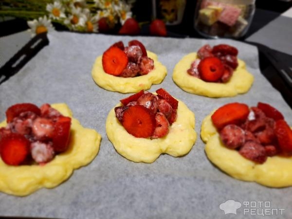 Рецепт: Ватрушки из творожного теста с клубникой - В духовке. Рецепт: Ватрушки из творожного теста с клубникой - В духовке.