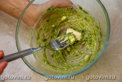 Куриные бедра в духовке, запеченные с зеленым маслом с базиликом Куриные бедра в духовке, запеченные с зеленым маслом с базиликом