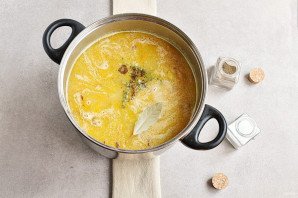 Гороховый суп на мясном бульоне Гороховый суп на мясном бульоне