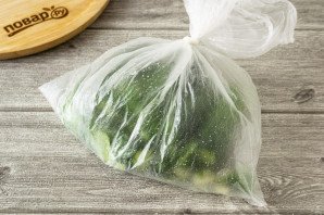 Быстрые малосольные огурцы в пакете