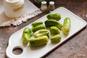 Малосольные огурцы с кинзой и чесноком Малосольные огурцы с кинзой и чесноком