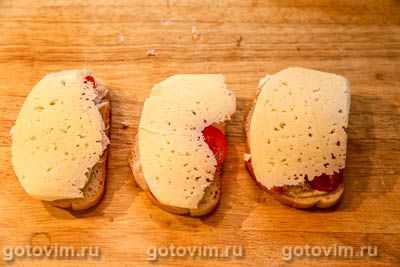 Горячие тосты с курицей, помидорами и сыром Горячие тосты с курицей, помидорами и сыром