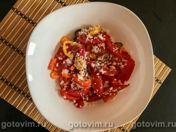 Салат из помидоров со сладким перцем, брынзой и уксусной заправкой Салат из помидоров со сладким перцем, брынзой и уксусной заправкой