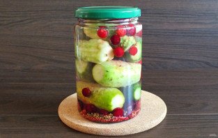 Огурцы с клюквой на зиму