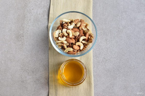 Мед с орехами Мед с орехами