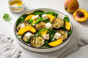 Салат из баклажанов, феты и персиков Салат из баклажанов, феты и персиков