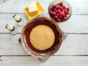 Пшенная каша с малиной