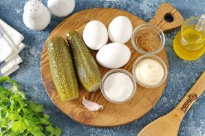 Салат с маринованными огурцами и яйцами