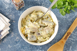 Салат с селедкой и маринованными огурцами Салат с селедкой и маринованными огурцами