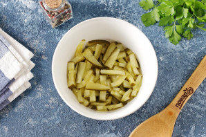 Салат с селедкой и маринованными огурцами Салат с селедкой и маринованными огурцами