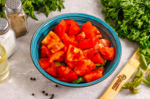 Салат с малосольными огурцами и помидорами Салат с малосольными огурцами и помидорами