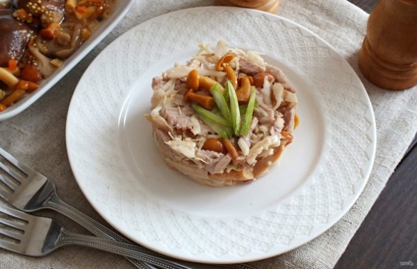 Салат с мясом и маринованными грибами