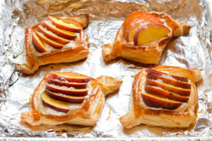 Слойки с творогом и персиками