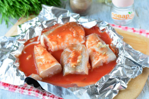 Рыба запеченная с чесноком в духовке Рыба запеченная с чесноком в духовке