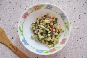 Салат "Лаура" с крабовыми палочками и яблоком