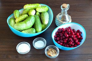 Огурцы с клюквой на зиму