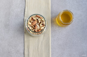 Мед с орехами Мед с орехами