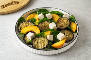 Салат из баклажанов, феты и персиков Салат из баклажанов, феты и персиков