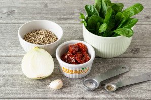 Киноа с вялеными томатами