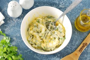 Салат с маринованными огурцами и яйцами