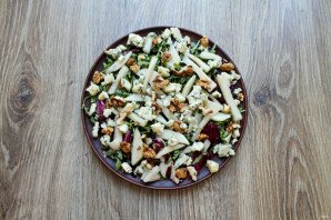 Салат с сыром с плесенью и грушей Салат с сыром с плесенью и грушей
