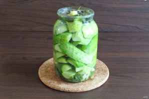 Малосольные огурцы с мятой и чесноком