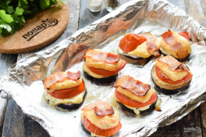 Баклажаны запеченные с сыром, помидорами и беконом Баклажаны запеченные с сыром, помидорами и беконом