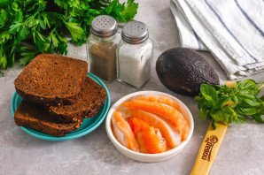 Брускетты с авокадо и семгой Брускетты с авокадо и семгой