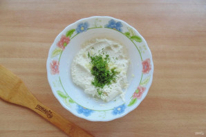 Творожный соус с чесноком и зеленью Творожный соус с чесноком и зеленью