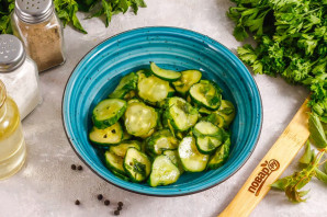 Салат с малосольными огурцами и помидорами Салат с малосольными огурцами и помидорами