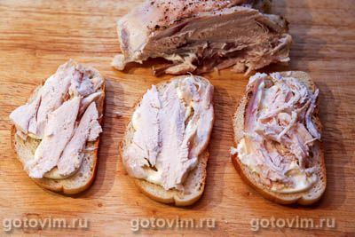 Горячие тосты с курицей, помидорами и сыром Горячие тосты с курицей, помидорами и сыром