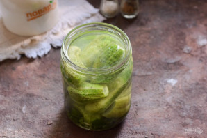 Малосольные огурцы с кинзой и чесноком Малосольные огурцы с кинзой и чесноком