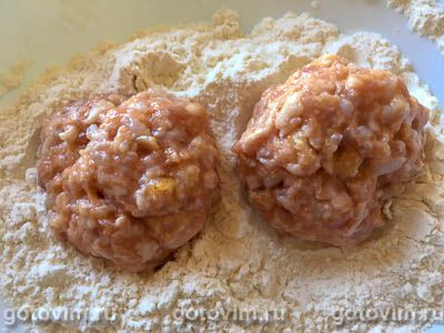 Тефтели с рисом и болгарским соусом лютеница Тефтели с рисом и болгарским соусом лютеница