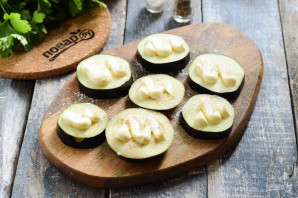 Баклажаны запеченные с сыром, помидорами и беконом Баклажаны запеченные с сыром, помидорами и беконом