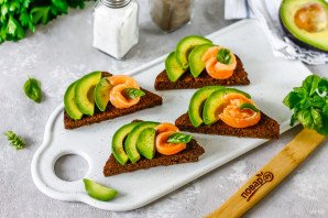 Брускетты с авокадо и семгой Брускетты с авокадо и семгой