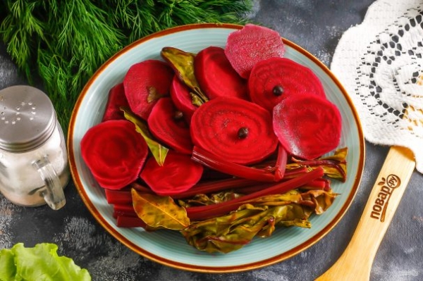 Маринованная свекла с ботвой Маринованная свекла с ботвой