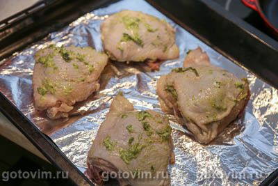 Куриные бедра в духовке, запеченные с зеленым маслом с базиликом Куриные бедра в духовке, запеченные с зеленым маслом с базиликом
